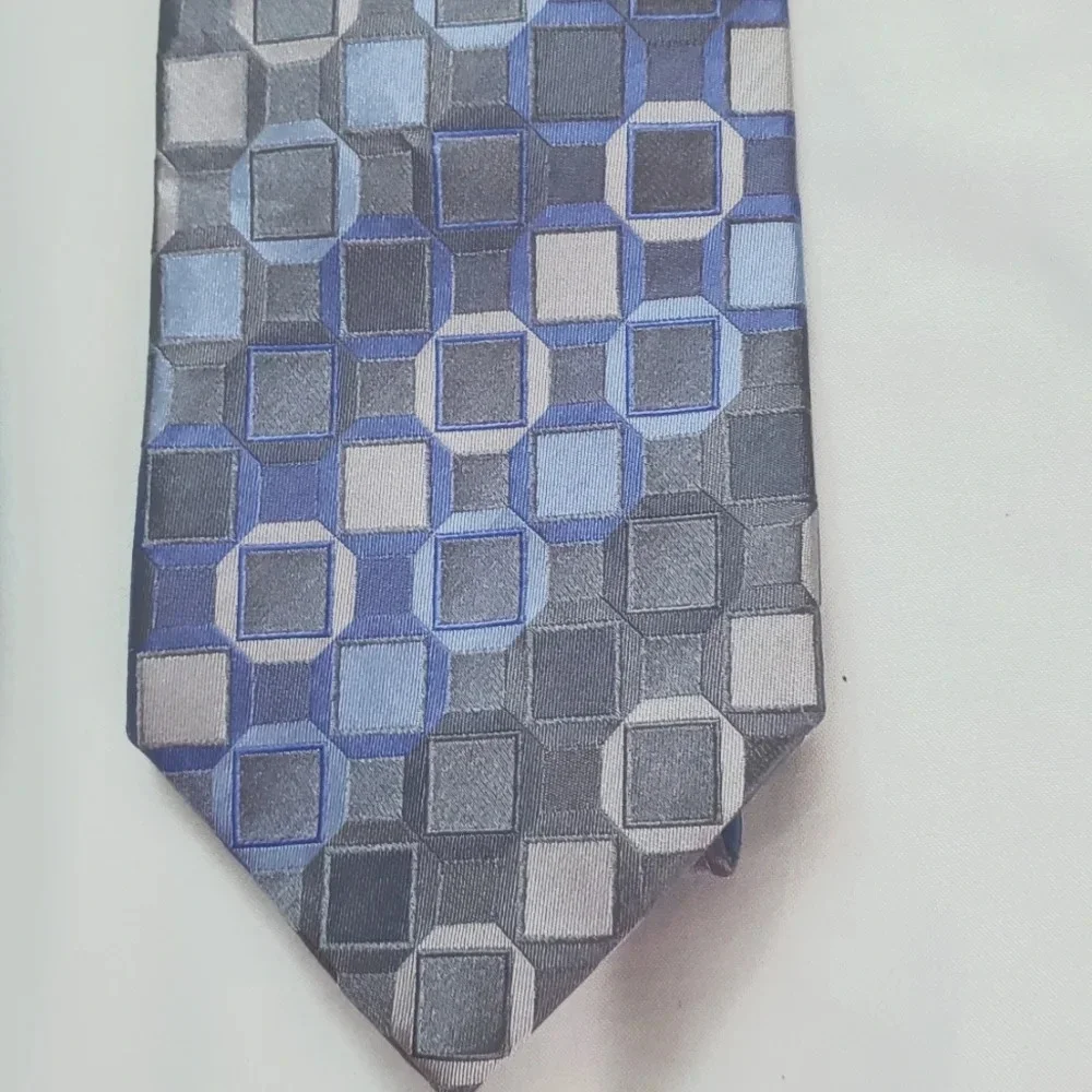 Like New (2)Kenneth Cole Reaction Mens 100% Silk Ties. Beautiful Colors!